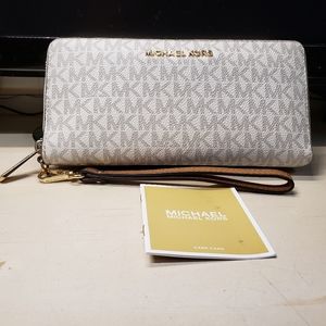 Michael Kors Signiture zippered wallet